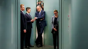 Bundeskanzler Friedrich Merz mit dem niederländischen Ministerpräsidenten Rob Jetten in einem Fahrstuhl im Bundeskanzleramt.