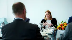 Bundeskanzler Friedrich Merz mit Roberta Metsola, Präsidentin des Europäischen Parlamentes.
