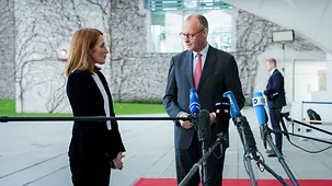 Bundeskanzler Friedrich Merz mit Roberta Metsola, Präsidentin des Europäischen Parlamentes.