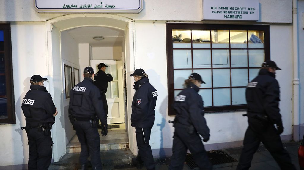Polizisten vor der Al-Taqwa-Moschee in Hamburg-Harburg.