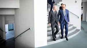 Bundeskanzler Friedrich Merz geht mit Frankreichs Außenminister auf einer Treppe im Bundeskanzleramt.