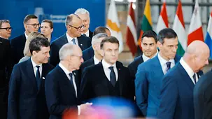 Bundeskanzler Friedrich Merz am Rande des Familienfotos beim Treffen des Europäischen Rats.