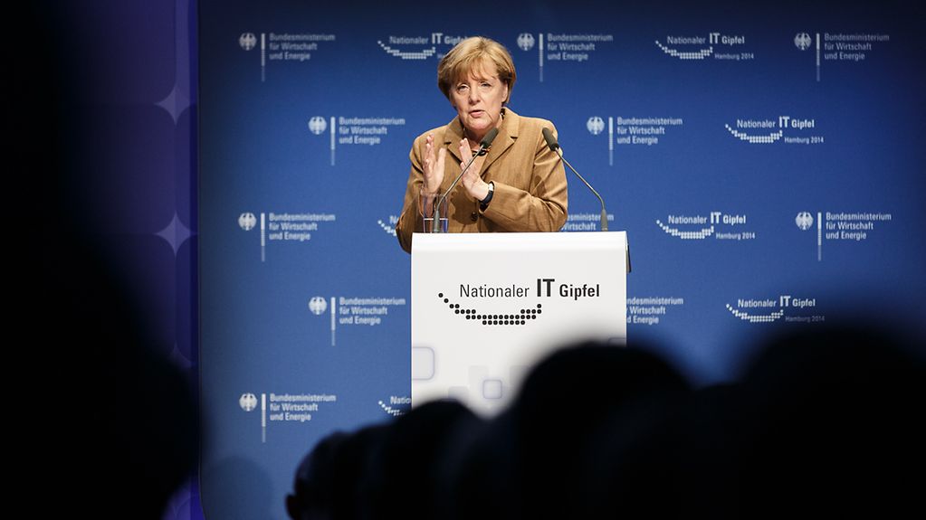 Rede von Bundeskanzlerin Angela Merkel auf dem Nationalen IT-Gipfel in Hamburg.