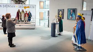 Sternsinger machen im Kanzleramt Erinnerungsfotos.