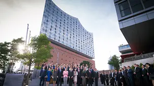 Familienfoto der G20-Teilnehmer und ihrer Partner vor der Elbphilharmonie.