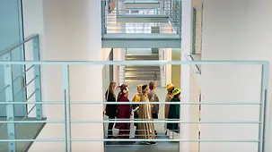 Sternsinger gehen im Kanzleramt.