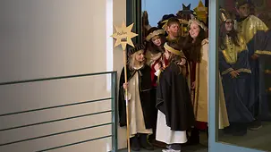 Sternsinger stehen im Bundeskanzleramt.