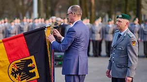 Bundeskanzler Friedrich Merz bei der Verleiohung eines Fahnebandes an das Wachbataillon.