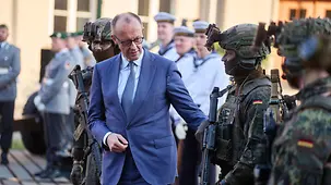 Bundeskanzler Friedrich Merz mit Soldaten bei der Verleiohung eines Fahnebandes an das Wachbataillon.