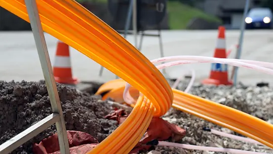 Glasfaserkabel liegen auf einer Baustelle