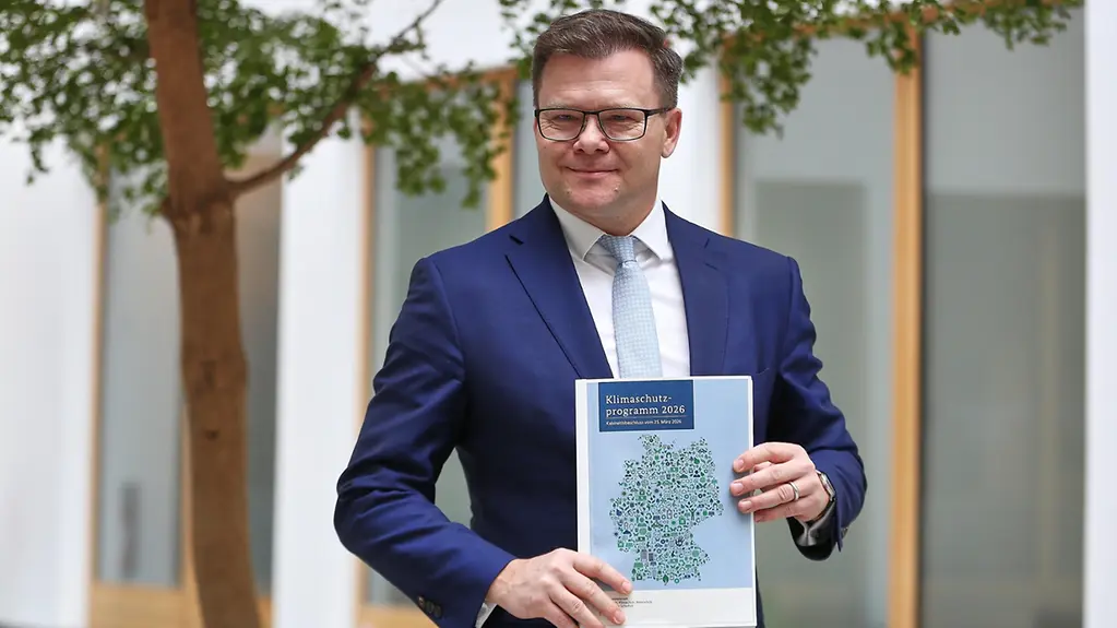 Bundesumweltminister Carsten Schneider hat das Klimaschutzprogramm 2026 vorgestellt.