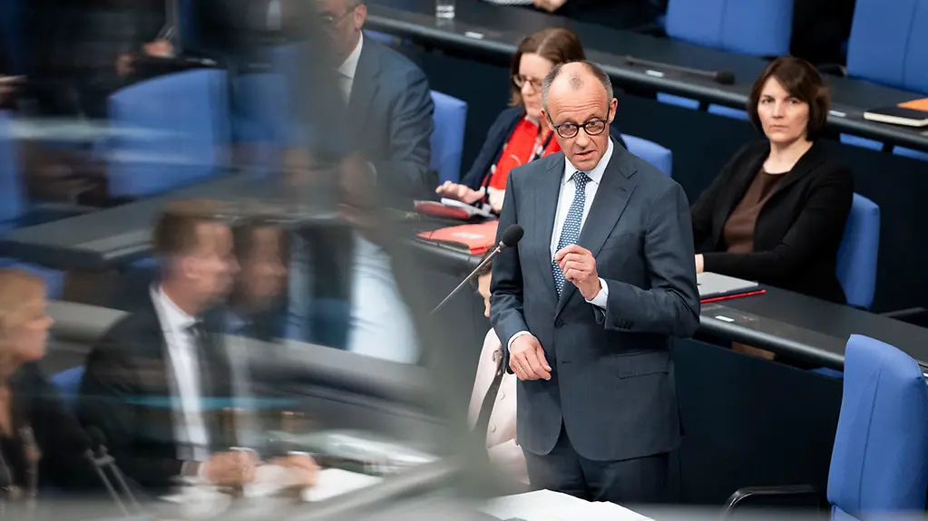 Das Foto zeigt Bundeskanzler Friedrich Merz spricht im Bundestag.