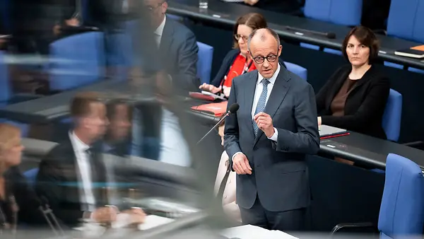 Das Foto zeigt Bundeskanzler Friedrich Merz spricht im Bundestag.