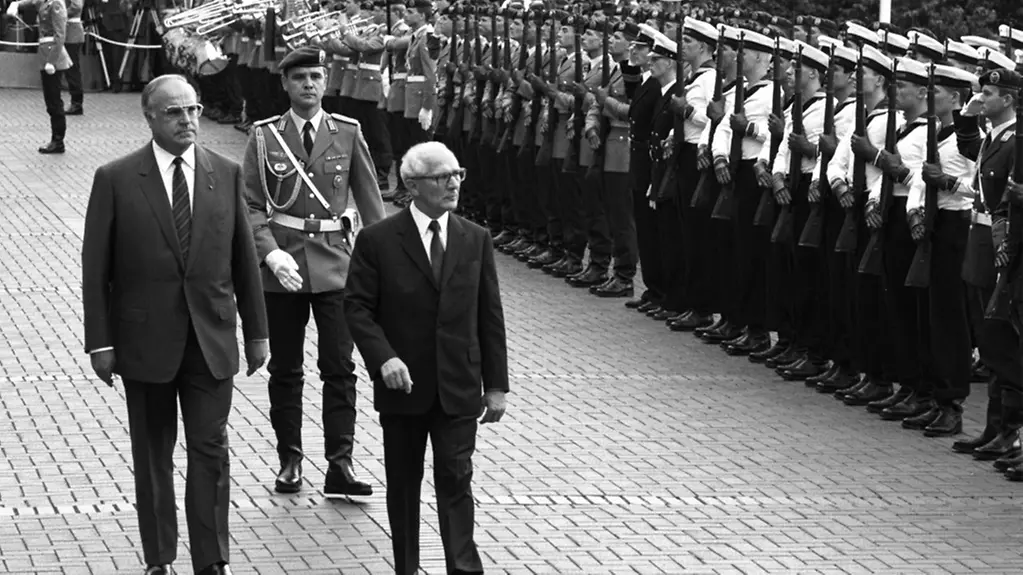 Chancellor Helmut Kohl (at left) welcomes Erich Honecker, Chairman of the State Council of the German Democratic Republic, with military honours at the Federal Chancellery.