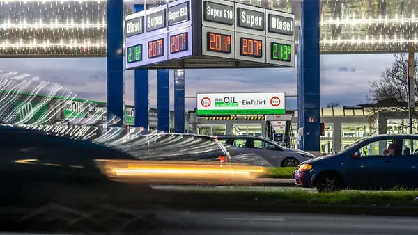 Tankstelle mit Preisangaben