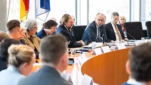 Bundeskanzler Friedrich Merz bei einer Sitzung des EU-Ausschuss' im Paul-Löbe-Haus.