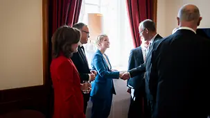 Bundeskanzler Friedrich Merz bei der MPK-Ost im Roten Rathaus.