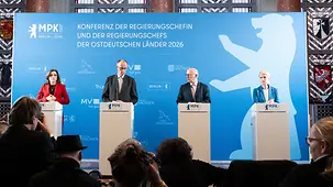 Bundeskanzler Friedrich Merz bei der MPK-Ost im Roten Rathaus.
