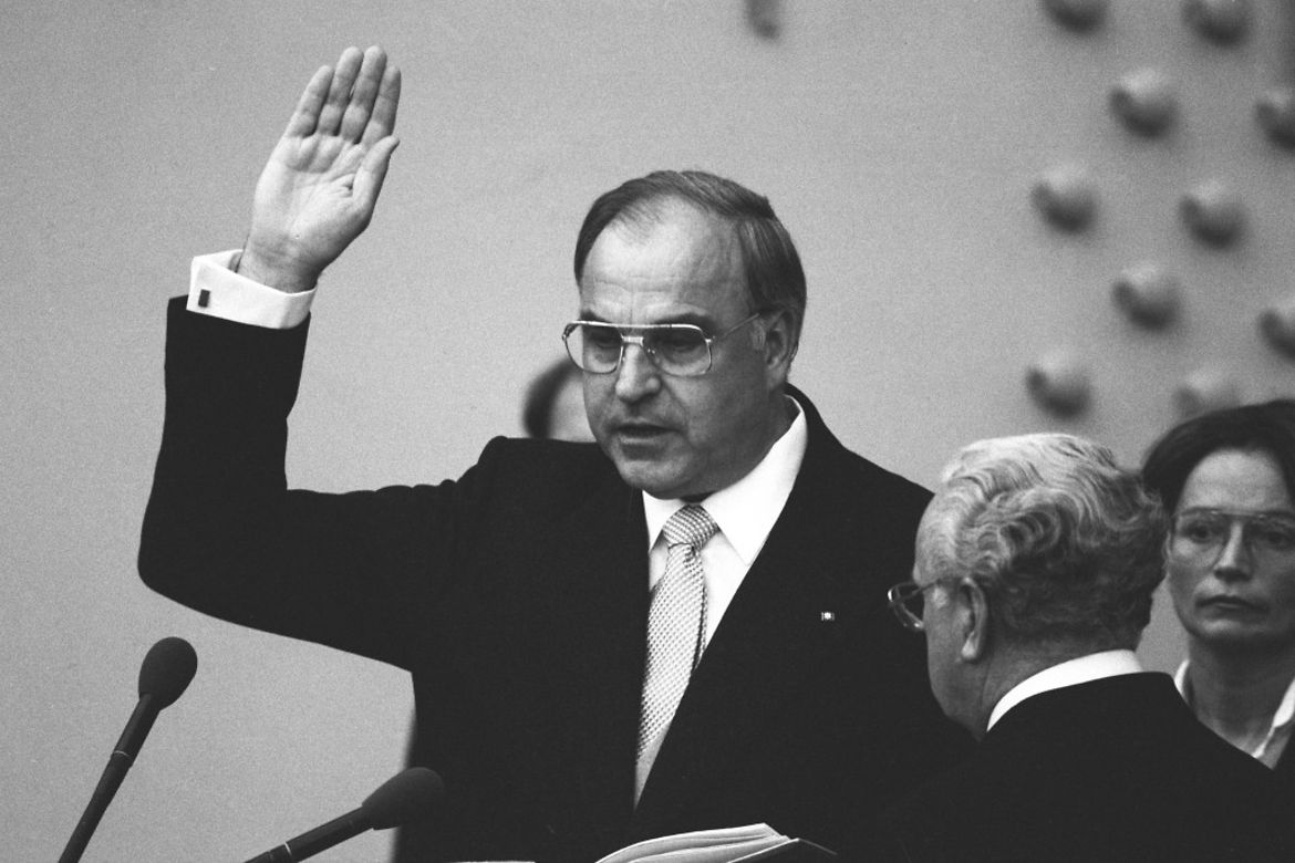 Helmut Kohl is sworn in in the German Bundestag.