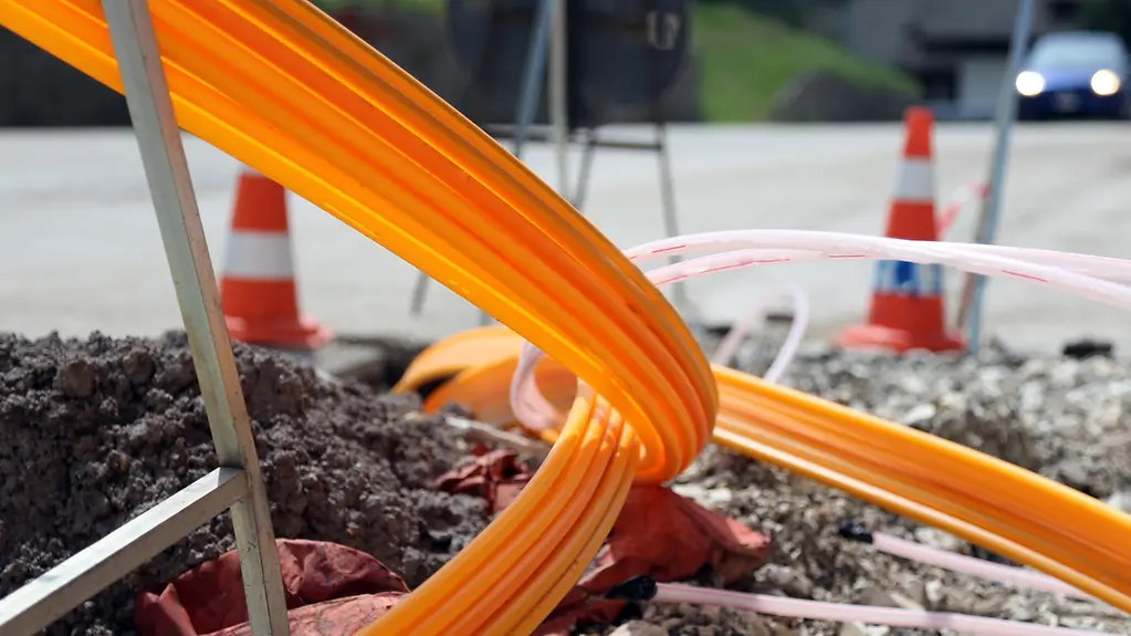 Installation de câbles en fibres optiques sur un chantier
