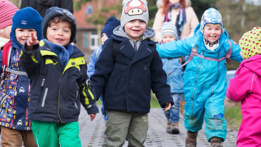 Kinder der Kita Nidulis in Schwerin. Das Bundesprogramm unterstützt die Kindertagsstätte und Tageseltern dabei, ihre Öffnungszeiten flexibler zu gestalten.