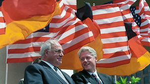Le chancelier fédéral Helmut Kohl (à g.) discute avec le président américain Bill Clinton.