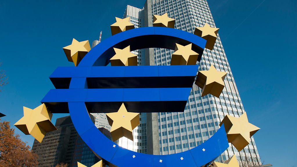 Platz vor der Europaeischen Zentralbank ( EZB ) mit Euro-Skulptur