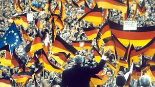 Le chancelier fédéral Helmut Kohl lors d'une manifestation électorale à Erfurt devant une mer de drapeaux allemands