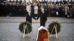 Le chancelier fédéral Helmut Kohl ( à dr.) main dans la main avec Francois Mitterrand, le président français