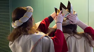 Sternsinger bereiten sich vor.