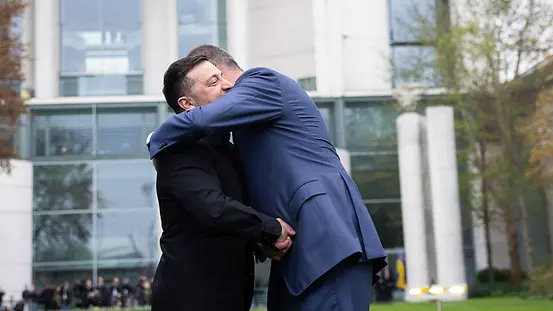Kanzler Merz umarmt Präsident Selenskyj am Kanzleramt.