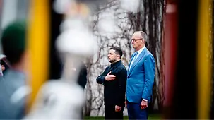 Kanzler Merz und Präsident Selenskyj bei Militärischen Ehren am Kanzleramt.