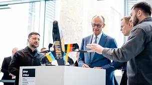 Kanzler Merz und Präsident Selenskyj besichtigen Drohnen im Kanzleramt.