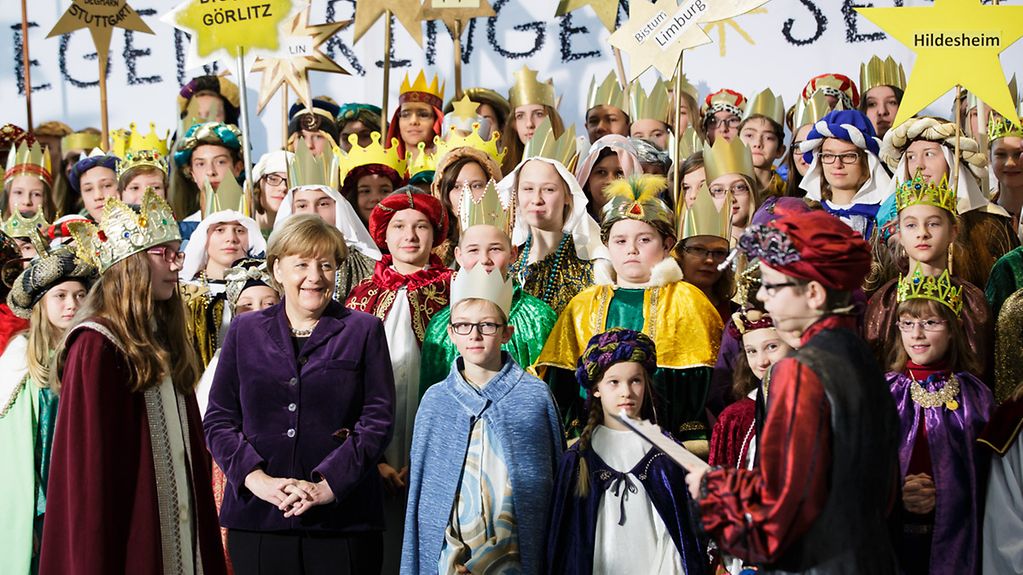 Bundeskanzlerin Angela Merkel empfängt Sternsinger aus den Diözesen Deutschlands.