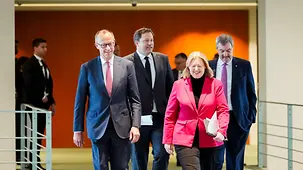 Bundeskanzler Friedrich Merz, Finanzminister Klingbeil, Arbeitsministerin Bas und der CSU-Vorsitzende Söder kommen zu einer Pressekonferenz im Bundeskanzleramt.