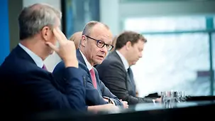 Bundeskanzler Friedrich Merz, Ministerpräsident Söder und Finanzminister Klingbeil bei einer Pressekonferenz im Bundeskanzleramt.