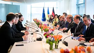 Das Bundeskabinett und die ukrainische Regierung an einem Besprechungstisch.