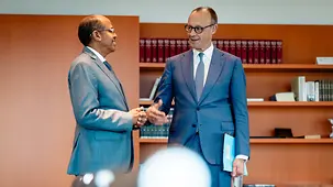 Bundeskanzler Friedrich Merz und Mahmoud Ali Youssouf, Vorsitzender der Kommission der Afrikanischen Union, im Bundeskanzleramt.
