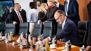 Bundeskanzler Friedrich Merz liest in Unterlagen zu Beginn der Kabinettssitzung.