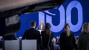Bundeskanzler Friedrich Merz beim Jubiläum 100 Jahre Lufthansa.