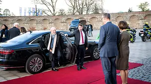 Bundeskanzler Friedrich Merz empfängt am Auto Lula da Silva, Brasiliens Präsident.