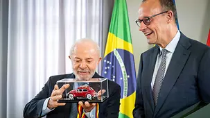 Bundeskanzler Merz neben Lula da Silva, Brasiliens Präsident, der eine Spielzeugauto als Gastgeschenk bekam.