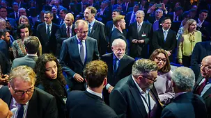 Bundeskanzler Merz und Lula da Silva, Brasiliens Präsident, beim Bad in der Menge bei der Eröffnung der Hannover Messe.