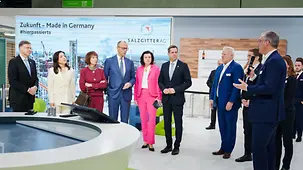 Bundeskanzler Merz beim Messerundgang an einem Stand.