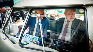 Bundeskanzler Merz und Lula da Silva, Brasiliens Präsident, in einem VW-Bus