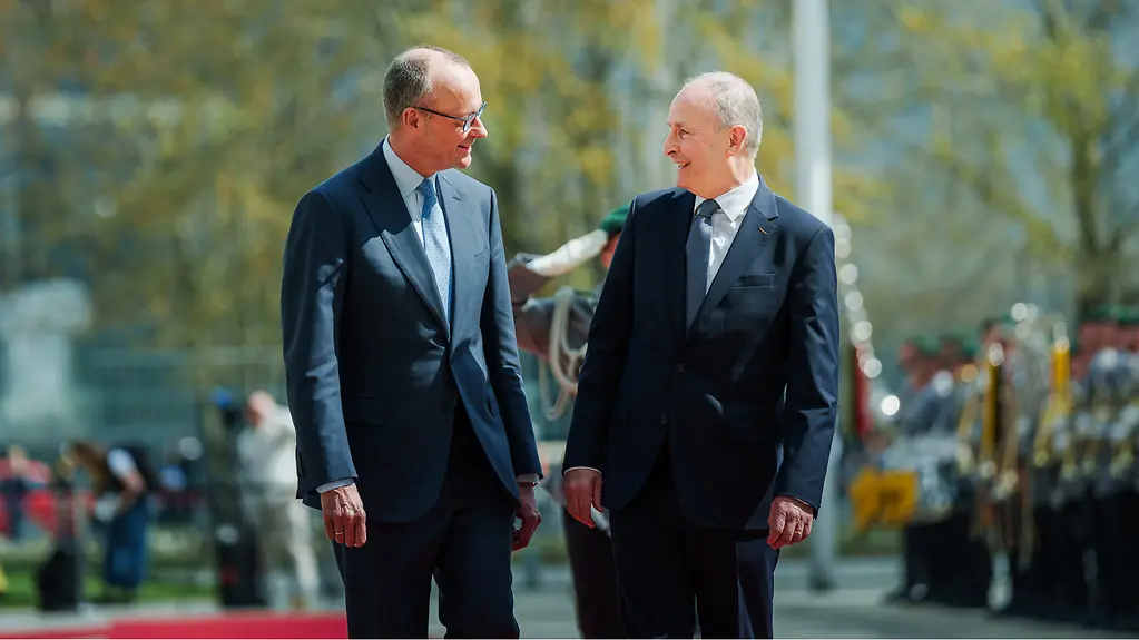 Le chancelier fédéral reçoit le premier ministre irlandais avec les honneurs militaires à la Chancellerie fédérale.