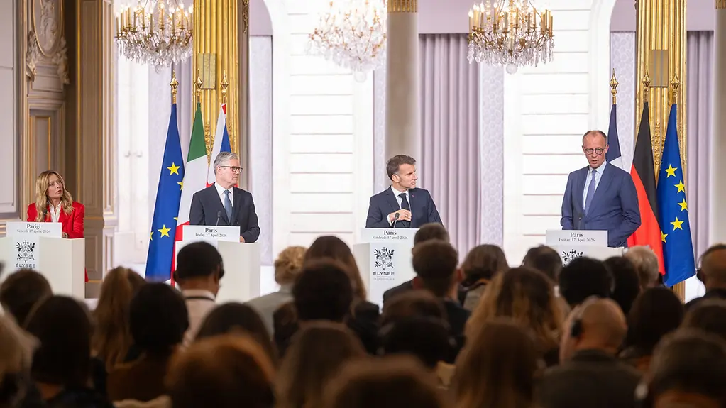 Kanzler Merz neben Frankreichs Präsident Macron, Großbritanniens Premier Starmer und Italiens Ministerpräsidentin Meloni am Rednerpult während einer Pressekonferenz.
