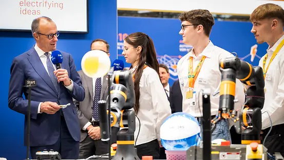 Bundeskanzler Merz beim Rundgang über die Hannover Messe.