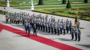 Empgfang mit militärischen Ehren in den Herrenhäuser Gärten aus der Vogelperspektive.