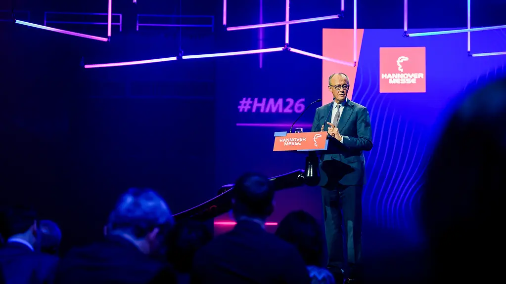 Bundeskanzler Friedrich Merz spricht auf der Bühne bei der Eröffnung der Hannover Messe. 